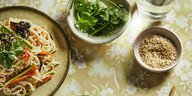 Drei Schalen mit Speisen, darunter Reisnudelsalat