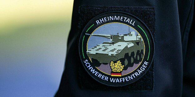 Rheinmetall, Schwerer Waffenträger· steht auf dem Abzeichen eines Mitarbeiters.